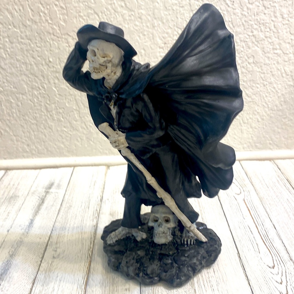 Skeleton Holding Hat in Wind - Picture 4 of 8